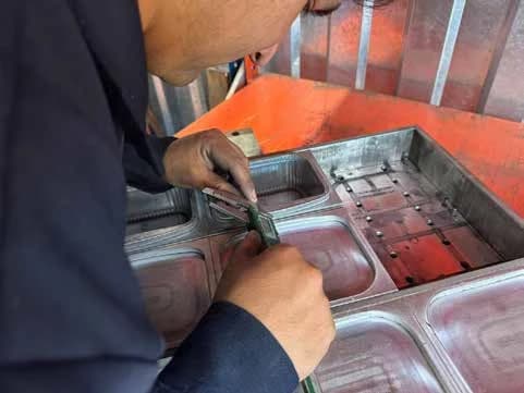 Trabajo sobre un molde mostrado en el brochure oficial