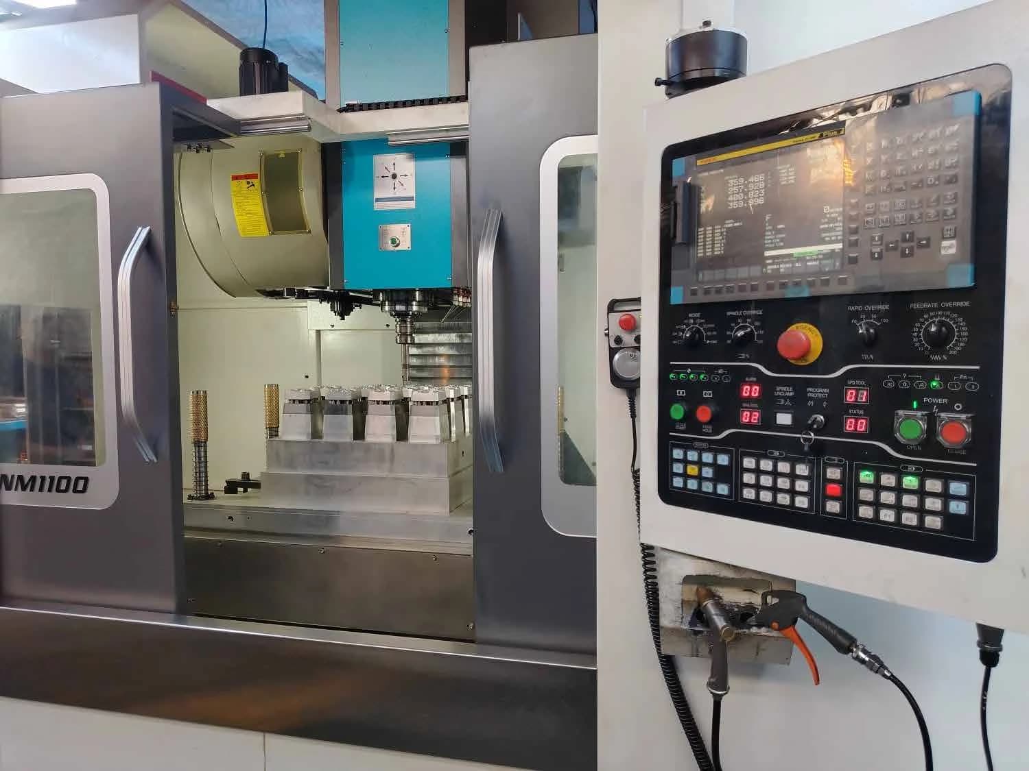 Equipo de mecanizado mostrado en el brochure oficial de CNC Metalúrgica